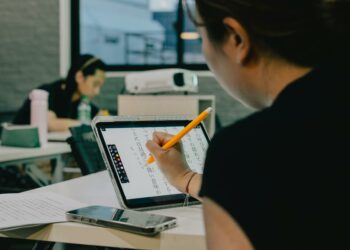 Gawai di Kelas: Ancaman Nyata di Tengah Larangan Media Sosial