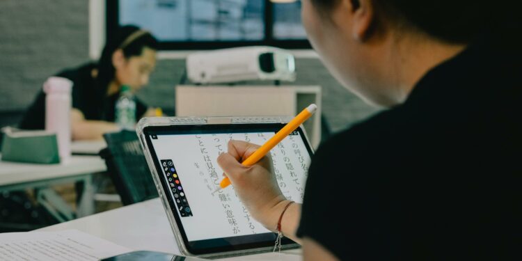 Gawai di Kelas: Ancaman Nyata di Tengah Larangan Media Sosial