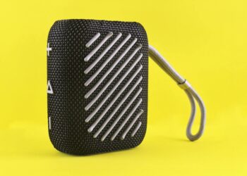 Gawai Mungil di Tengah Badai: Speaker Bluetooth Kecil, Kehangatan di Era Ketidakpastian