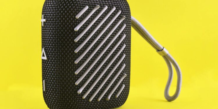 Gawai Mungil di Tengah Badai: Speaker Bluetooth Kecil, Kehangatan di Era Ketidakpastian