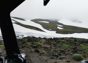 Misi Berbahaya: Pilot Selamat dari Terjebak di Dalam Gunung Berapi Aktif