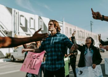 Iran Didesak Selidiki Mandiri Angka Kematian Protes: Suara Rakyat Menggema