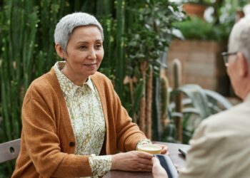 Cinta di Senja Hari: Kisah Nyata Wanita Berusia Lanjut Menavigasi Dunia Kencan Modern