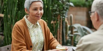 Cinta di Senja Hari: Kisah Nyata Wanita Berusia Lanjut Menavigasi Dunia Kencan Modern