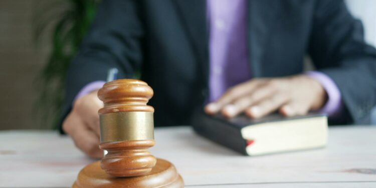 Perang AI: Mantan Eksekutif Palantir Terganjal Hukum dalam Merekrut Talenta untuk Startup Baru