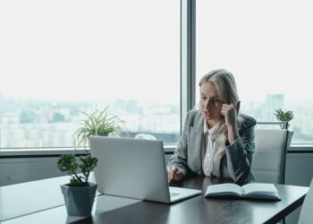 Perginya Sang Pemimpin Revolusi Iran: Mengenang Jejak Ayatollah Ali Khamenei