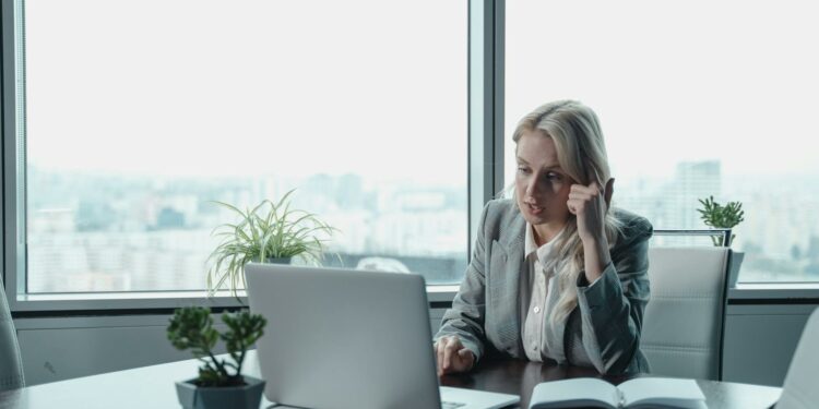 Perginya Sang Pemimpin Revolusi Iran: Mengenang Jejak Ayatollah Ali Khamenei