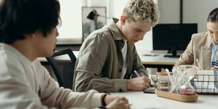 Raih Karir AI Tanpa Gelar Khusus: Magang Musim Panas Jadi Kunci