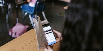 Fenomena ‘Distracted Driving’ Generasi Z: Ancaman Baru di Era Digital