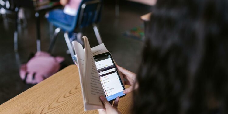 Fenomena ‘Distracted Driving’ Generasi Z: Ancaman Baru di Era Digital