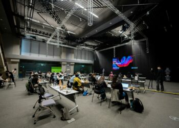 Wawasan AI Masa Depan: CEO STARTRADER Peter Karsten Paparkan ‘AI Starter’ di Universitas Adelaide