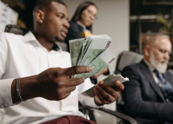 Triliuner Pertama Dunia: Pembunuh atau Pionir Revolusi Ekonomi Digital?